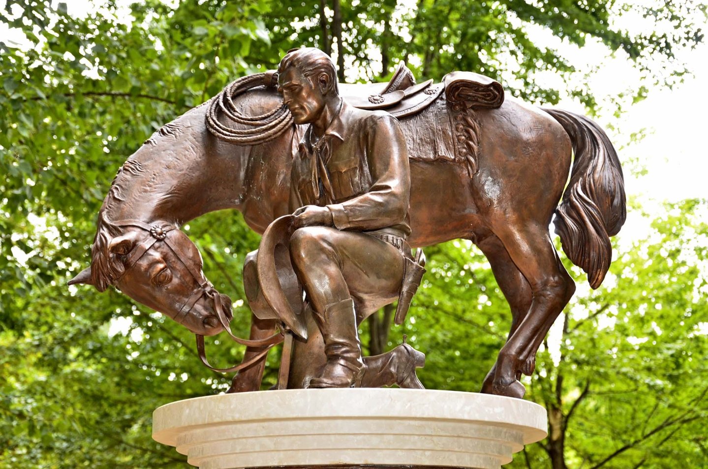 L’omaggio di Milano a Gianluigi Bonelli e Tex Willer Statua Tex Willer a Milano