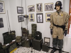 La Folgore e il Museo delle Aviotruppe “Come Folgore dal cielo, come nembo di tempesta” Stanza del museo delle Aviotruppe