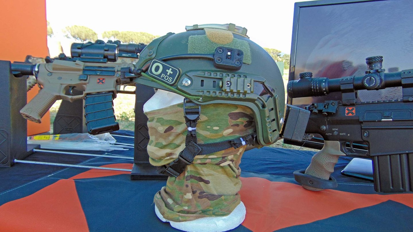 Headset montato su elmetto