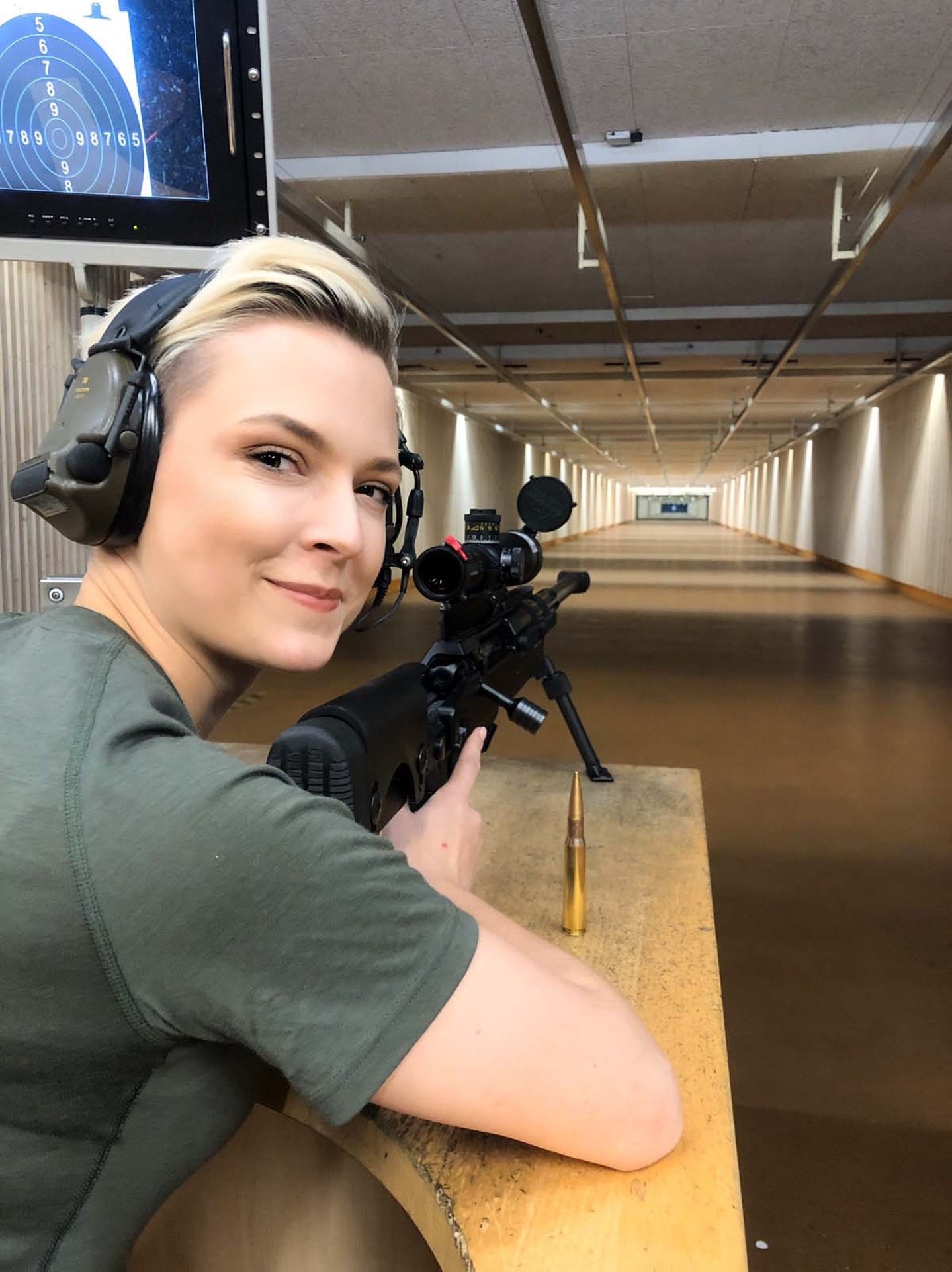 Le riserviste della Bundeswehr Hanna durante le prove di tiro in poligono