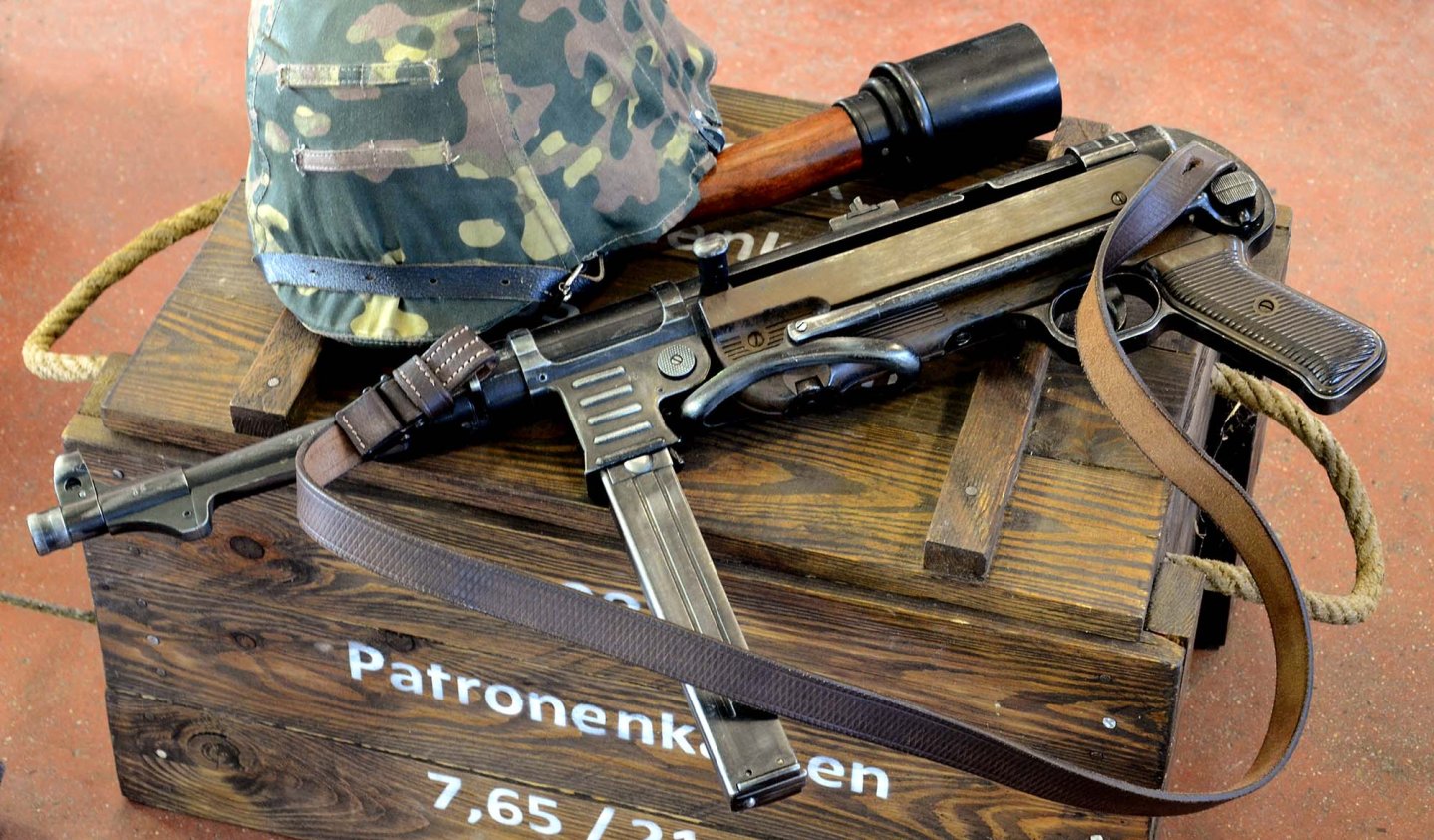 Linea Gotica, il collezionismo militare a Marina di Massa Fucile ed elmo