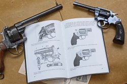 Meccanica delle armi corte, il revolver e le sue versioni speciali Pagina del libro sui revolver