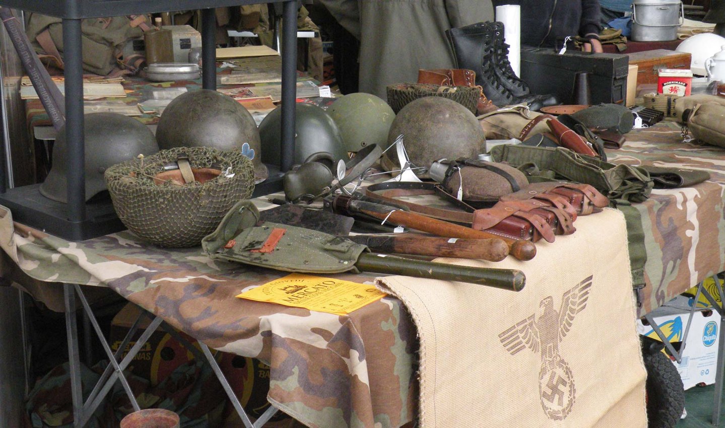 Piacenza Militaria Elmi in esposizione