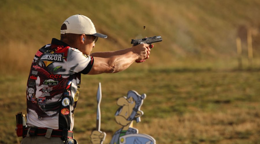 Eric Grauffel durante una performance ai mondiali di tiro IPSC 2017