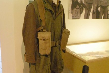 Il Museo sull’argine del Po Divisa paracadutista