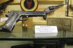 Museo Storico della Linea Gotica di Montemurlo Colt 1911 con il relativo pacchetto di munizioni