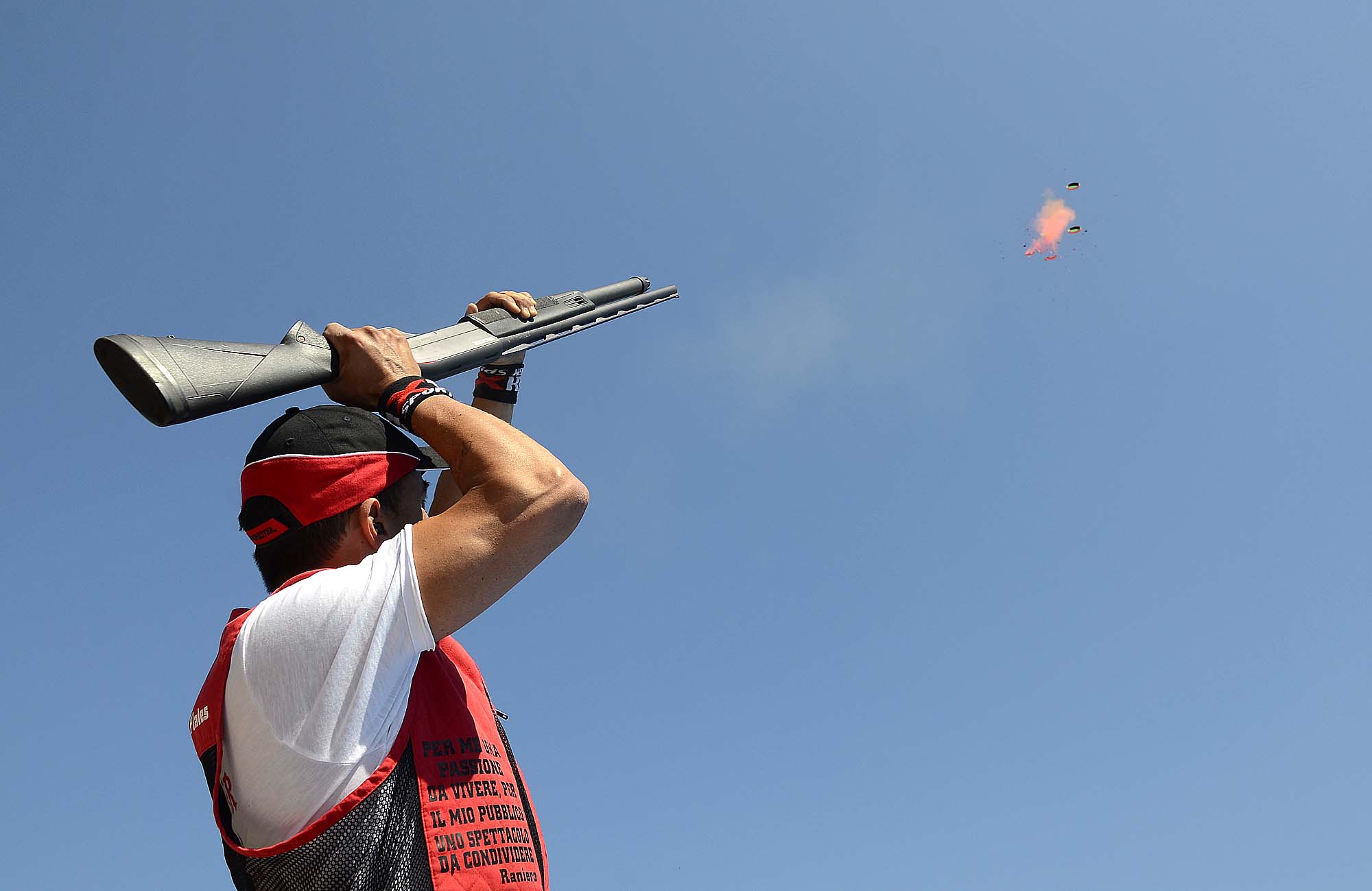 raniero-testa-professional-shooter: Raniero Testa: i nuovi spettacoli di tiro per il 2015 raniero-testa-professional-shooter: Raniero Testa: i nuovi spettacoli di tiro per il 2015