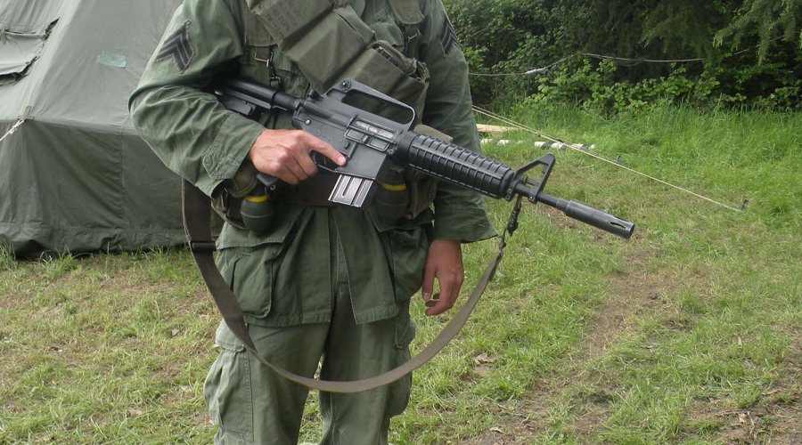 Sergente con XM 177