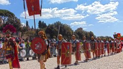 La gloria dell'antica Roma rivive grazie al Gruppo Storico Romano Sfilata legionari al Circo Massimo