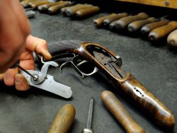Sessant’anni di Davide Pedersoli Assemblaggio manuale delle armi