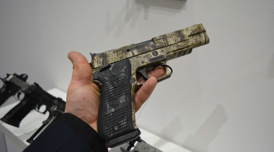 La pistola SIG Sauer P220 Hunter