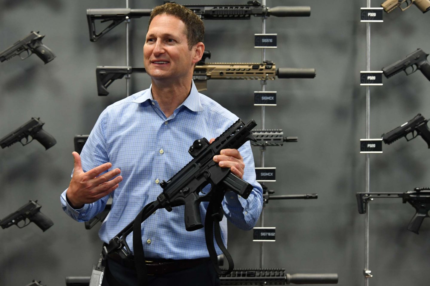 In visita presso SIG Sauer USA  SIG Sauer USA CEO Ron J. Cohen con SIG Sauer MPX