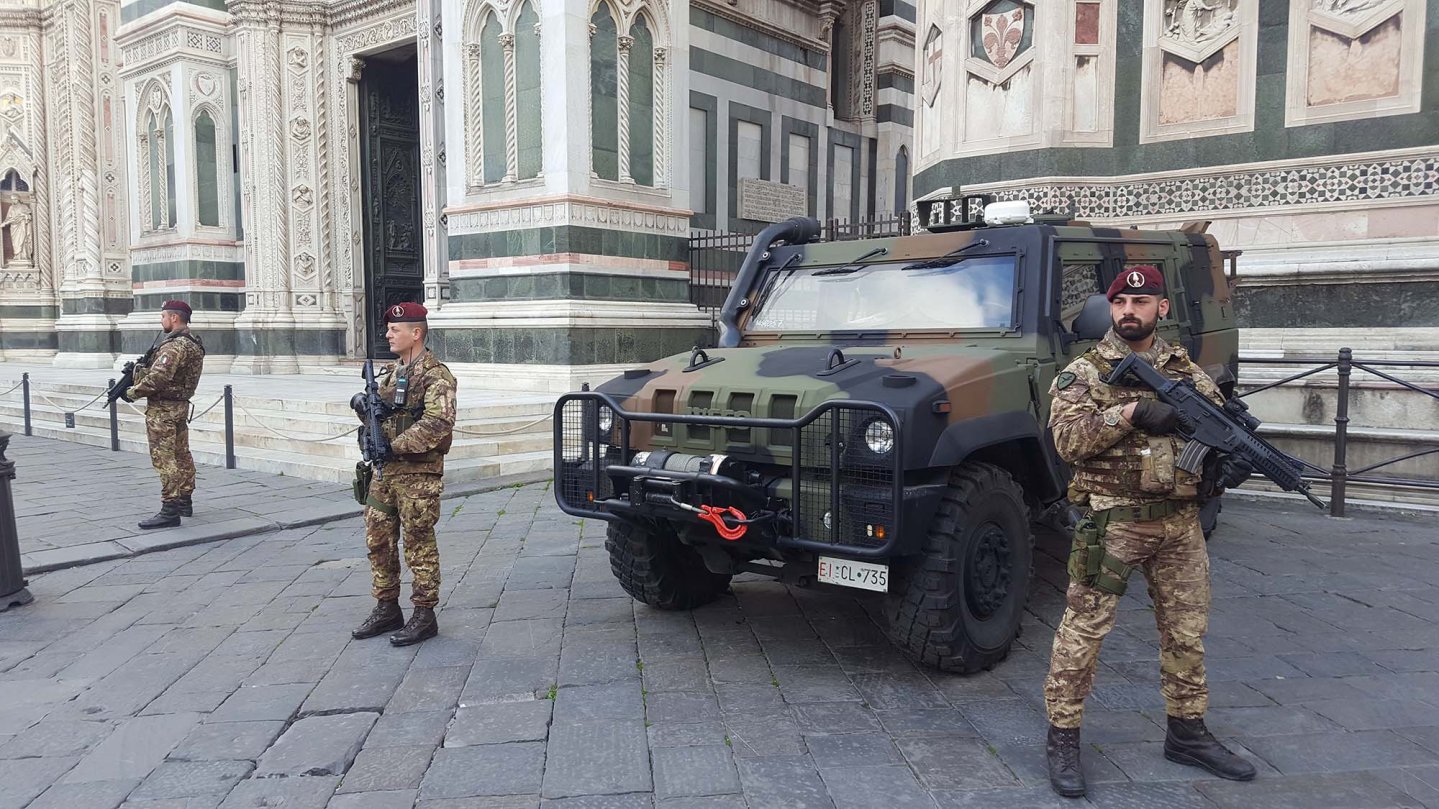 Antiterrorismo e sicurezza: la Folgore passa il testimone al Savoia Cavalleria paracadutisti