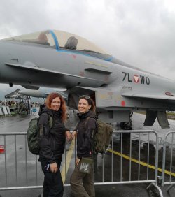 Intervista con Tactical Fairies. Le blogger austriache Tactical Fairies davanti a un Eurofighter austriaco