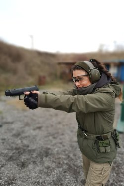 Intervista con Tactical Fairies. Le blogger austriache Gwen con la sua Walther PPQ M2