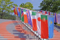 Terza coppa del mondo di tiro a volo Changwon 2019 Bandiere dei paesi partecipanti sulle scalinate del campo di tiro di Changwon