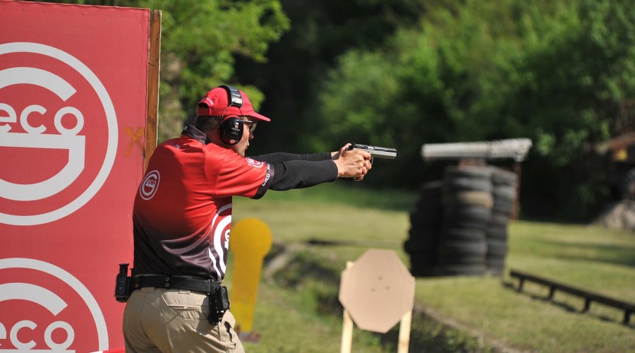 Il Team dei tiratori GECO-IPSC in un corso di tiro 