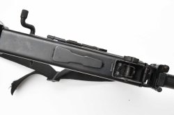 Armalite AR-180 - dettaglio base dell'ottica Dettaglio della base dell'ottica, che era dotata di una staffa integrale con un corrispondente incavo a forma di cuneo. Un pistone caricato a molla e battente contro la base della tacca di mira teneva il tutto solidamente fissato.