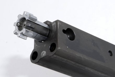 Armalite AR-180 - otturatore L'otturatore è praticamente identico a quello dell'AR-15. Il portaotturatore, con i fori gemelli per le aste di guida delle molle di recupero, è analogo a quelli che si possono trovare su svariate armi con pistone a corsa corta, come lo Steyr AUG o l'SA-80.
