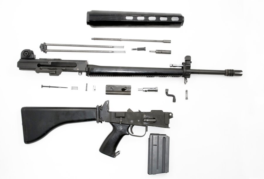 Armalite AR-180 - smontaggio L'arma in smontaggio da campagna. La coppia di molle di recupero gemelle rende inutile il tubo per la molla di recupero, un difetto sostanziale dell'AR-15.