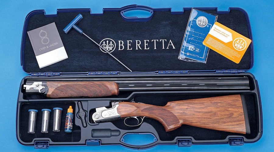 Il fucile a canna liscia Beretta 690 Field III Sporting con gli strozzatori sostitutivi e gli accessori nella valigetta