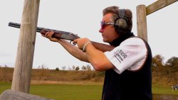 Una giornata all'Owls Lodge Shooting School con il Caesar Guerini Invictus V Richard Faulds al tiro con il suo Caesar Guerini Invictus.