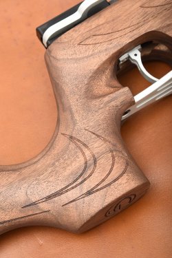 Carabina da tiro Chiappa Fas 611, propedeutica di classe Incisioni a laser sulla carabina Fas 611