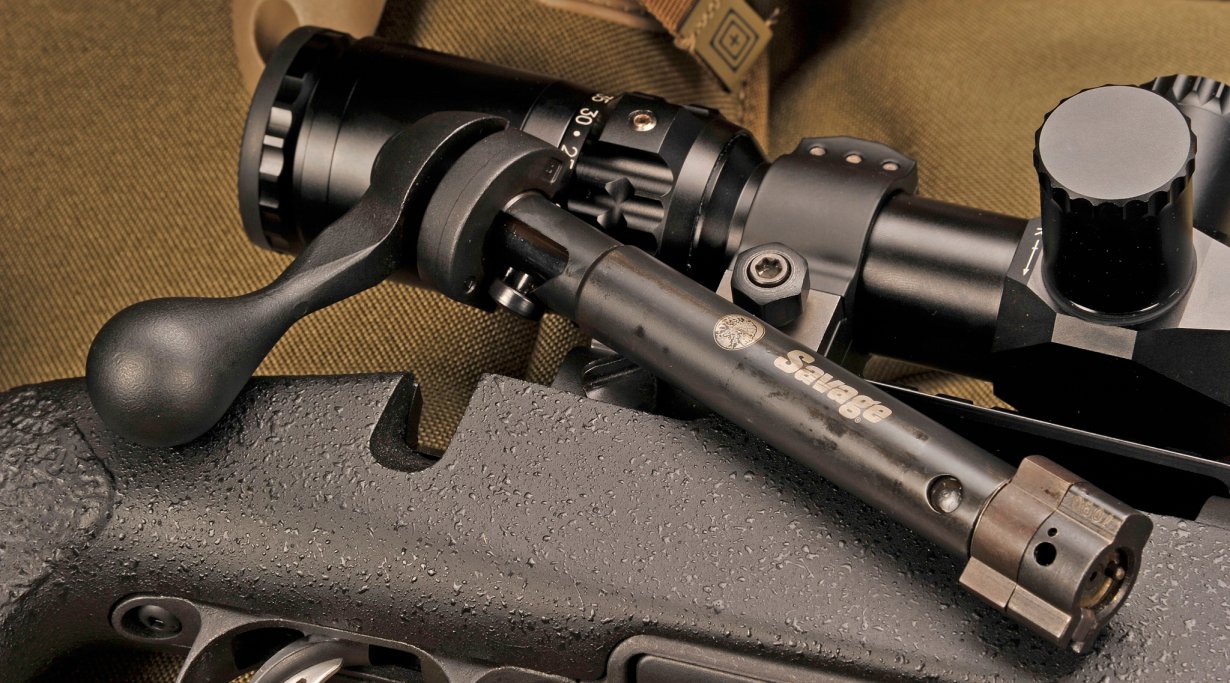 L’otturatore della carabina Savage 10 FCP-McMillan estratto dall’arma, semplice ed efficace, con la testa dell'otturatore snodata