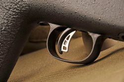Carabina Savage 10 FCP-McMillan E’ ben evidente la leva attuatrice dello scatto AccuTrigger