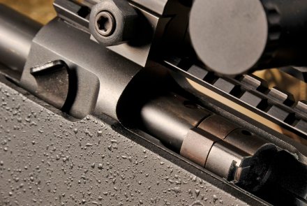 Carabina Savage 10 FCP-McMillan La testina dell’otturatore vista dalla finestra di espulsione