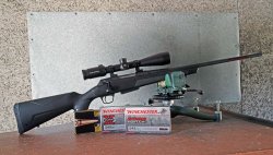 Carabina Winchester XPR Carabina Winchester XPR su bancone del poligono prima della prova di tiro