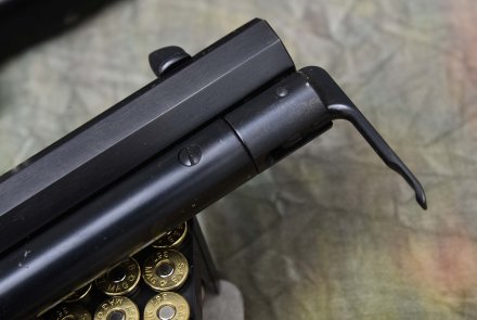 Leva serbatoio estratta nel fucile Chiappa Firearms 1892 take-down