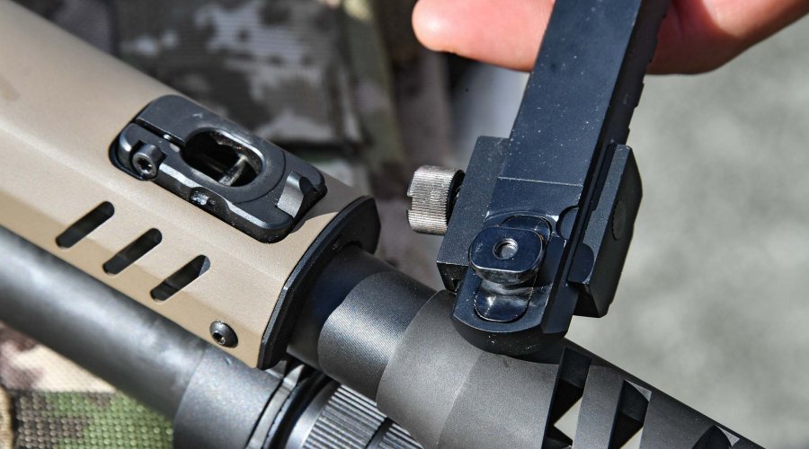 Aggancio Pivot della rotaia Picatinny sul fucile a pompa FABARM STF/12 Telescopic FE