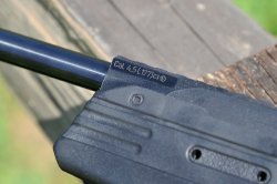 Gamo G-Force 15 L'indicazione del calibro (4,5 mm) e del tipo di pallino da usare è riportato sul prisma di plastica che avvolge il tratto iniziale della canna