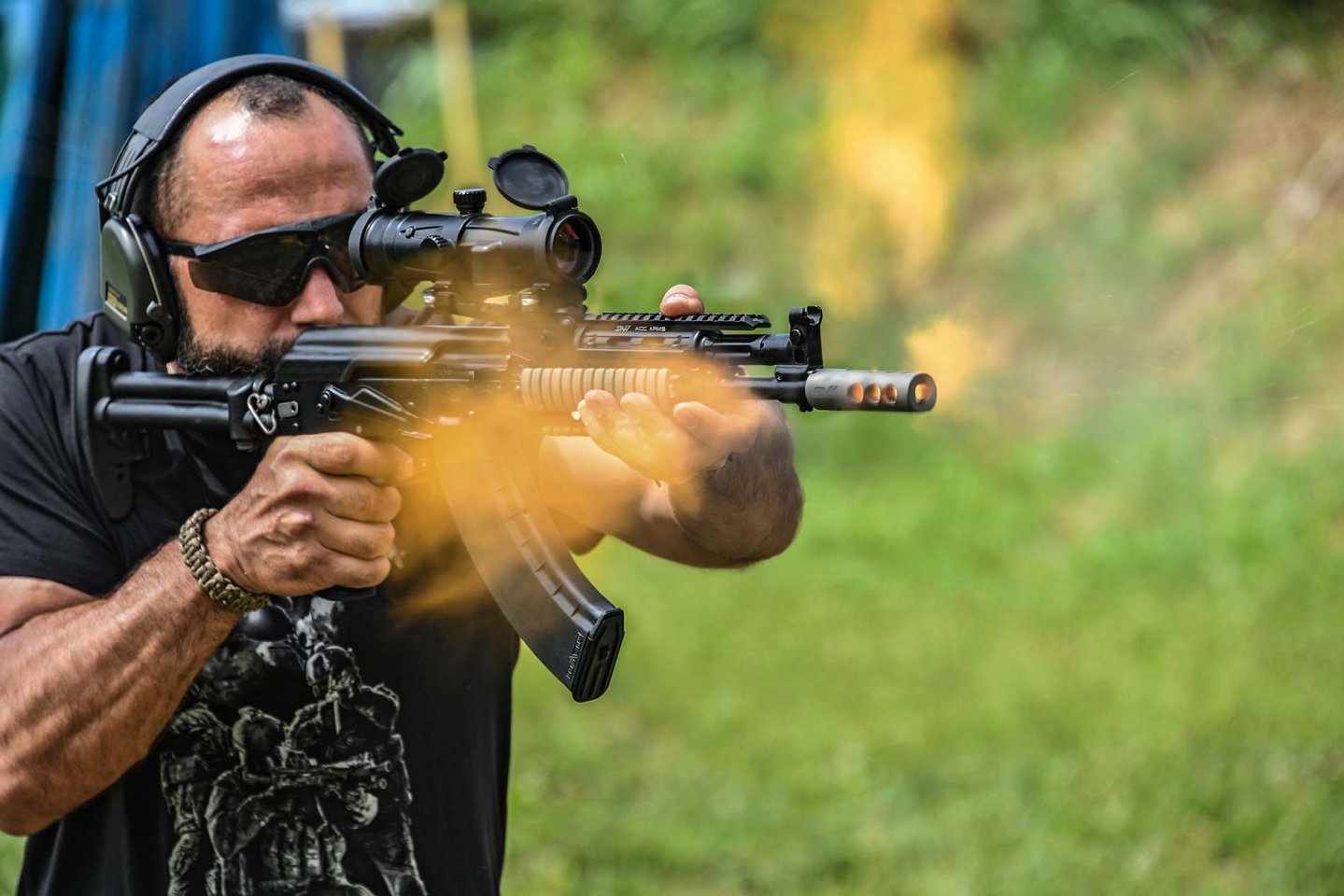 Izhmash MKK 104 calibro 7,62x39 durante la prova di tiro