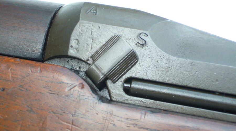 Selettore del tiro del fucile Beretta BM59 bloccato sulla posizione di tiro semi-automatico
