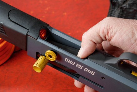 Test: Mossberg 940 JM Pro − la prima prova del fucile semiautomatico che porta il nome di Jerry Miculek Test: Mossberg 940 JM Pro − la prima prova del fucile semiautomatico che porta il nome di Jerry Miculek