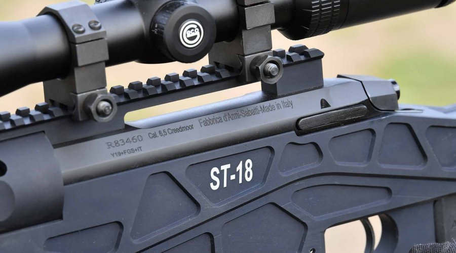 Incisioni fabbricante sul lato sinistro della carabina Sabatti ST-18 calibro 6.5 Creedmoor
