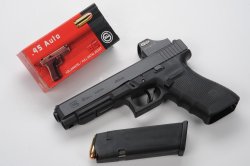 Approvazione della direttiva europea armi: che cosa cambia ? Pistola semiautomatica con caricatore e munizioni GECO