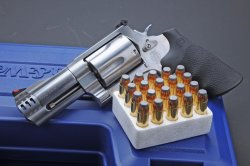 Approvazione della direttiva europea armi: che cosa cambia ? Revolver con munizioni