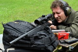 Approvazione della direttiva europea armi: che cosa cambia ? Tiratore durante una prova di tiro con fucile