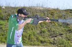 Approvazione della direttiva europea armi: che cosa cambia ? Tiratore durante una prova a fuoco