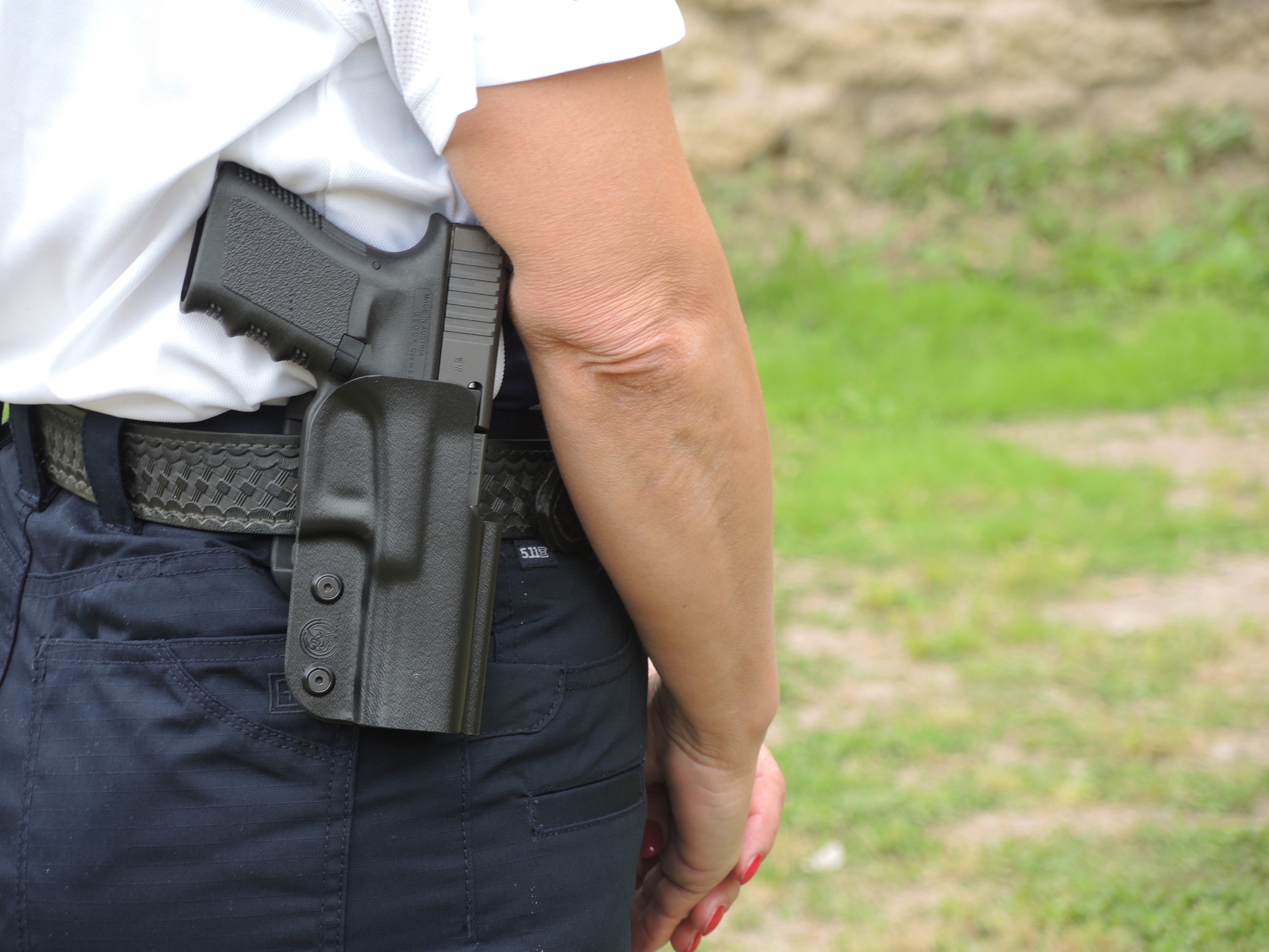 legge: Armi ed amici con precedenti: effetti sul porto d’armi