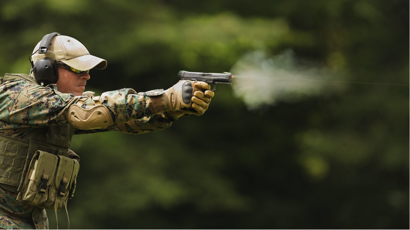 Il Pd stringe sulle armi: nuovo (assurdo) ddl contro il nostro mondo Tiratore con pistola