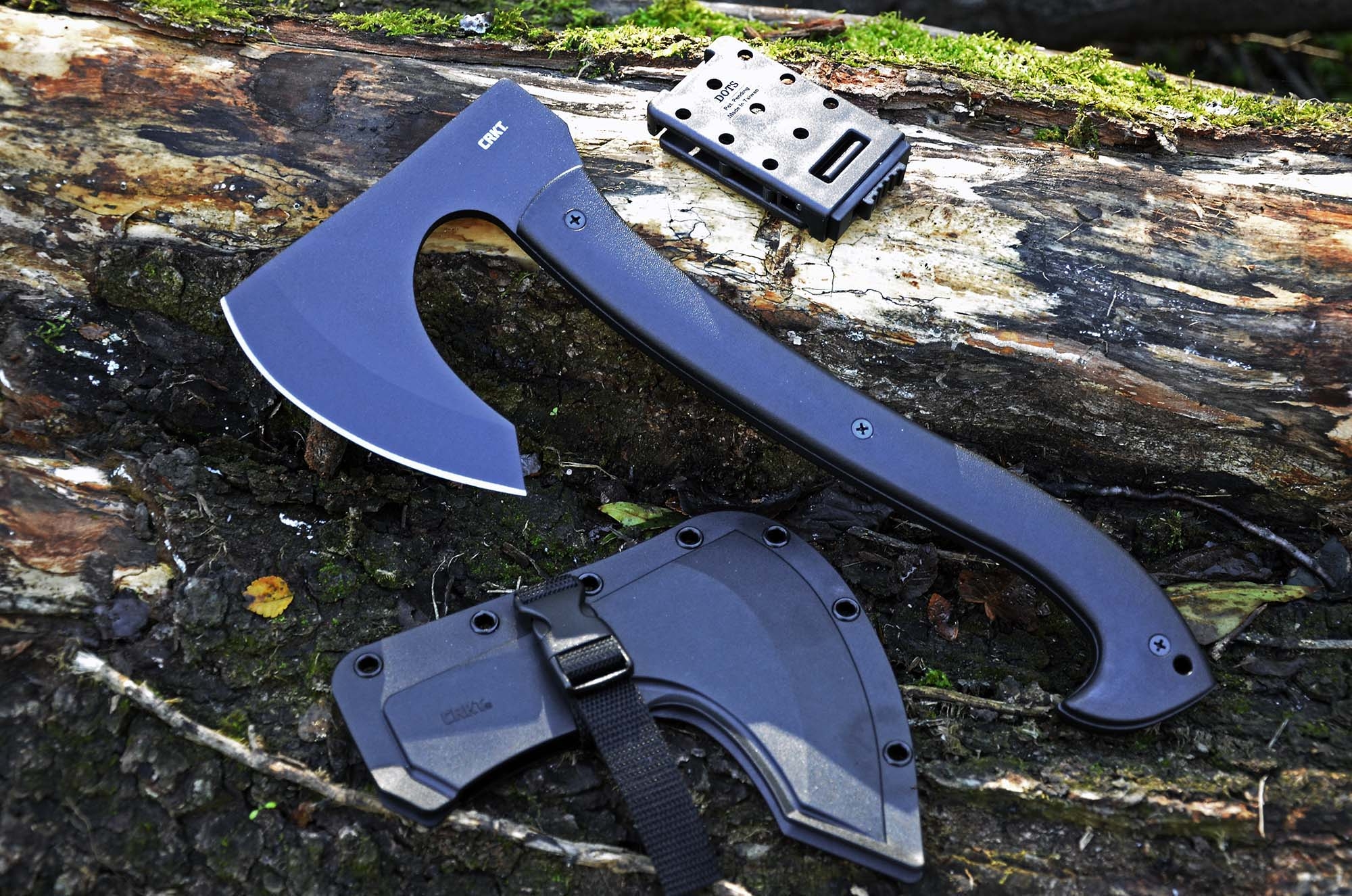 legge: Porto di un'ascia da outdoor: cosa dice la legge italiana?