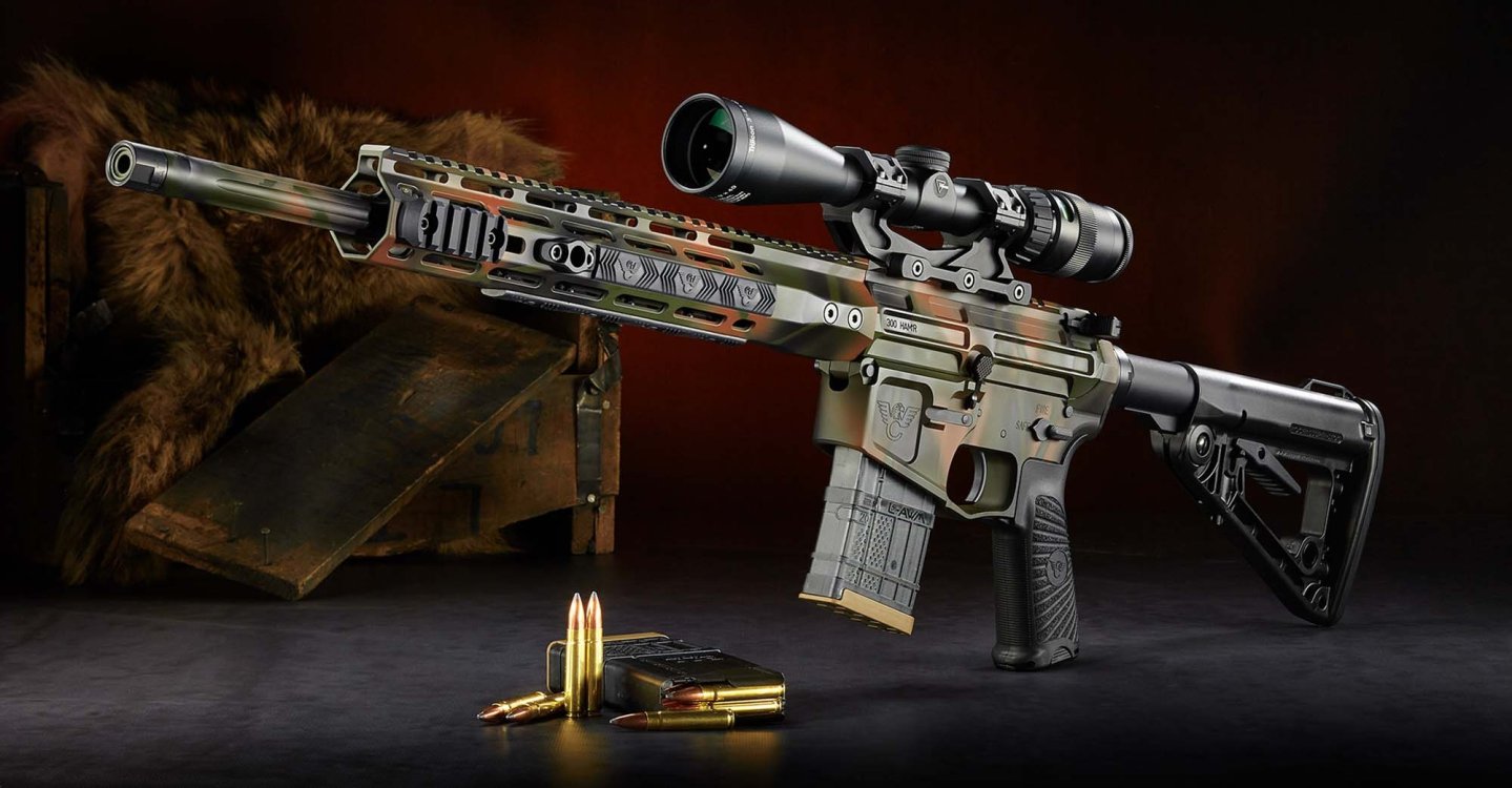 .300 HAM’R, il punto su un interessante calibro americano per caccia, tiro e Law Enforcement Scatola di munizioni .300 HAM’R con carabina Tactical Hunter di Wilson Combat