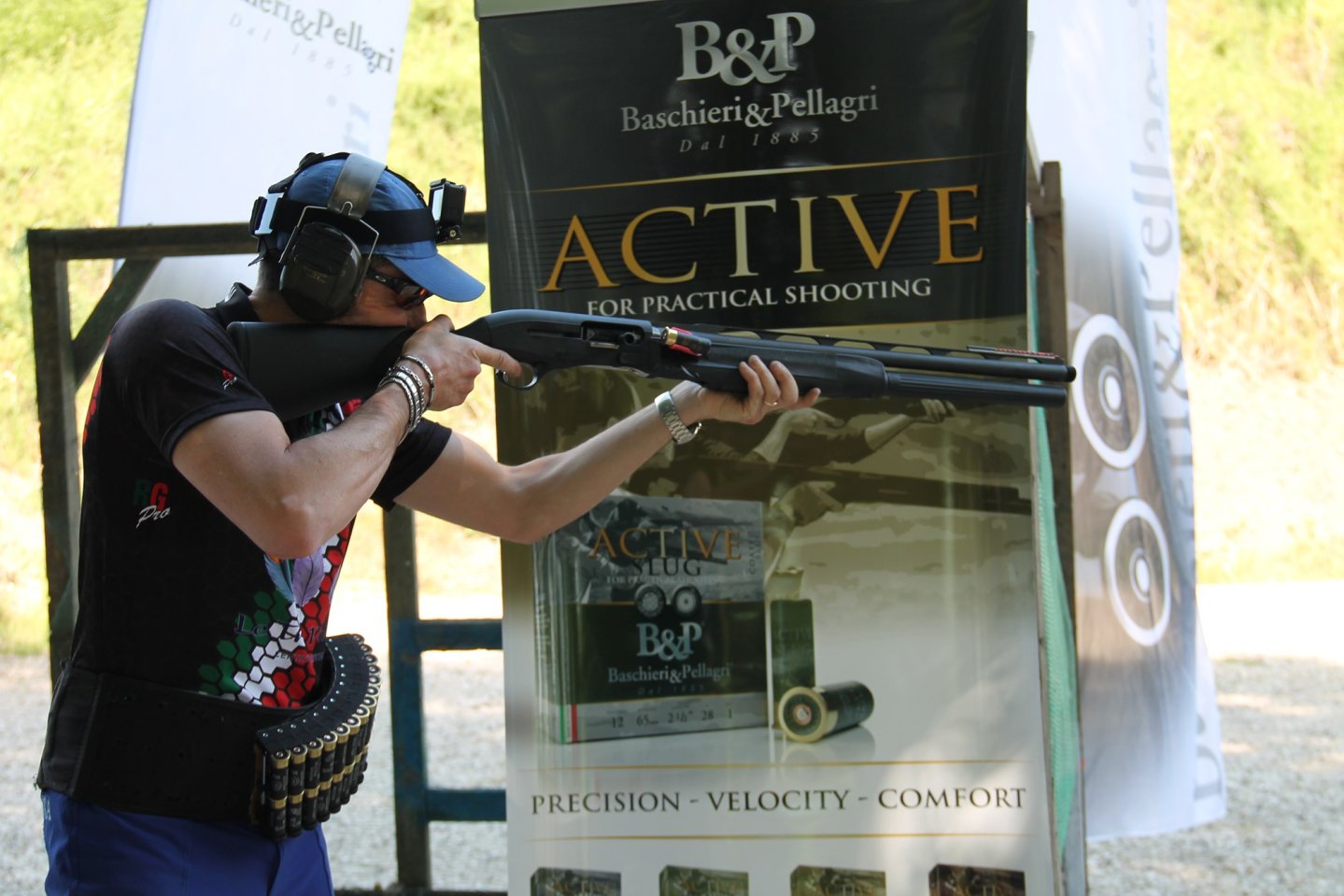 Baschieri & Pellagri Active, la prova sul campo Tiratore mentre imbraccia il fucile