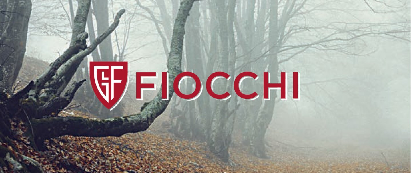 Logo celebrativo 140 anni Fiocchi munizioni foresta nella nebbia con Scudo Fiocchi dei 140 anni in primo piano