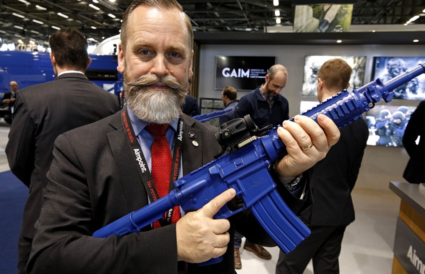 Aimpoint CompM5b, il primo punto rosso con compensatore balistico Aimpoint CompM5b montato su un'arma