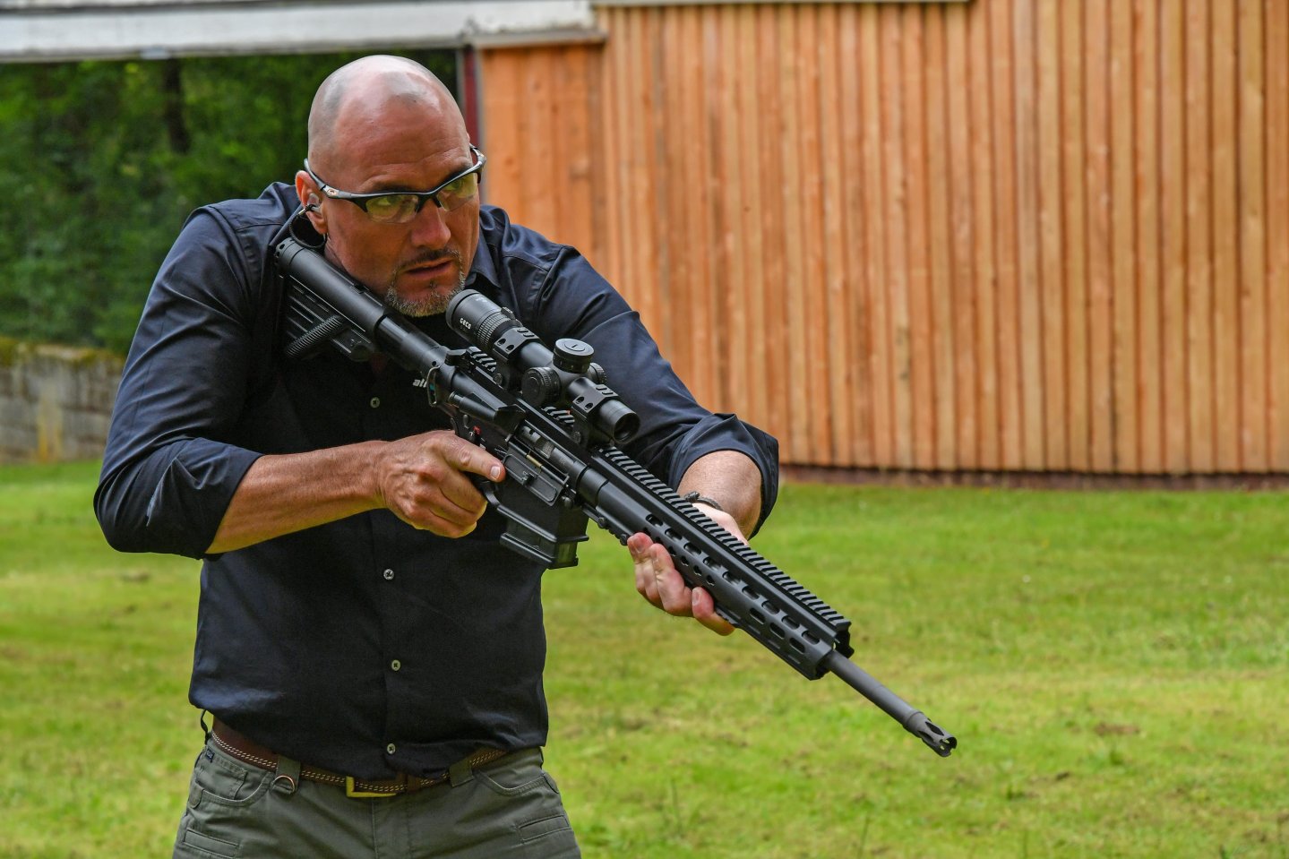 GECO Black 1-8x24i: il cannocchiale tattico e per tiro sportivo Un tiratore sportivo impegnato a provare in poligono l'ottica GECO Black 1-8x24i Tactical.